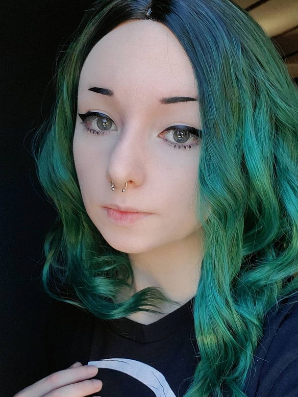 Evahair Dark to Green Medium Length Wavy Synthetic Wig